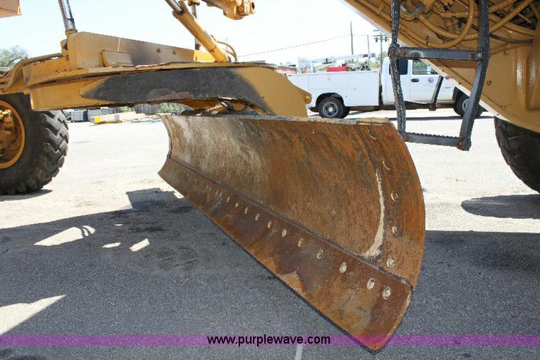 image for item A2682 2001 Caterpillar 140H motor grader