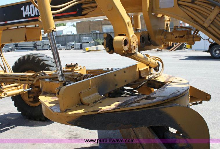 image for item A2682 2001 Caterpillar 140H motor grader