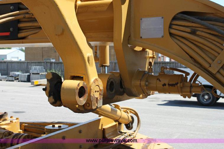 image for item A2682 2001 Caterpillar 140H motor grader