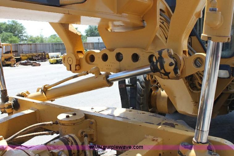 image for item A2682 2001 Caterpillar 140H motor grader