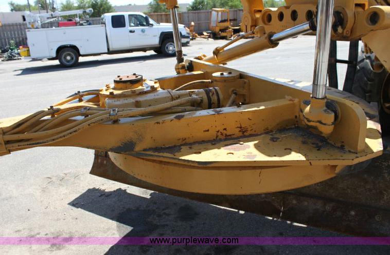 image for item A2682 2001 Caterpillar 140H motor grader