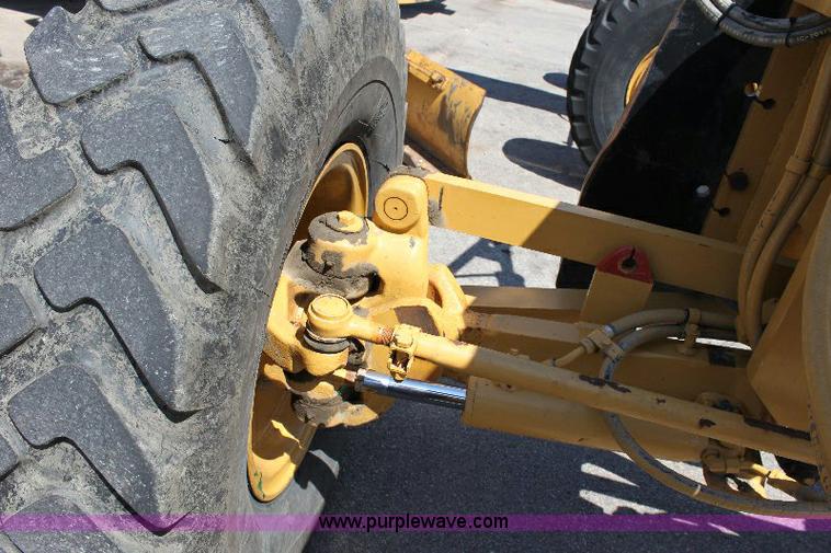 image for item A2682 2001 Caterpillar 140H motor grader