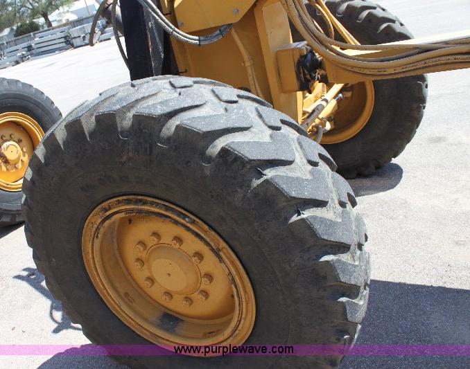 image for item A2682 2001 Caterpillar 140H motor grader