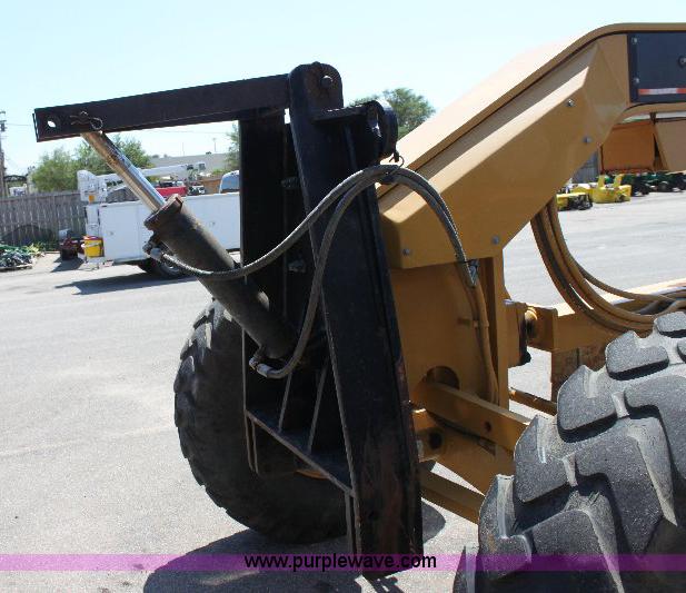 image for item A2682 2001 Caterpillar 140H motor grader