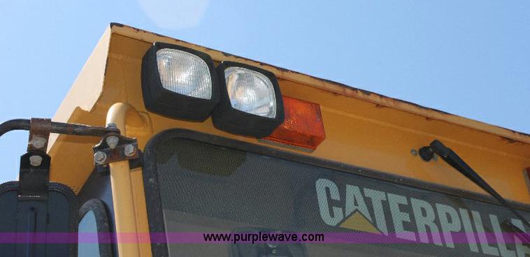 image for item A2682 2001 Caterpillar 140H motor grader