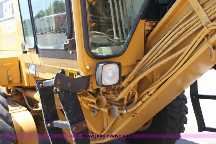 image for item A2682 2001 Caterpillar 140H motor grader