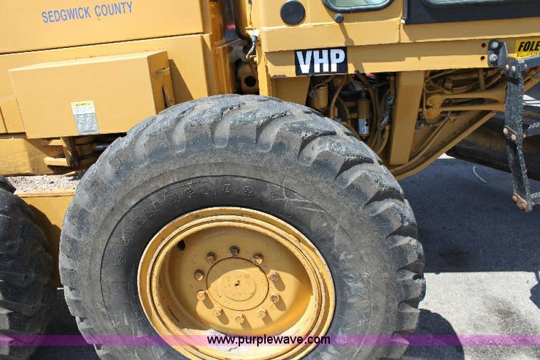 image for item A2682 2001 Caterpillar 140H motor grader