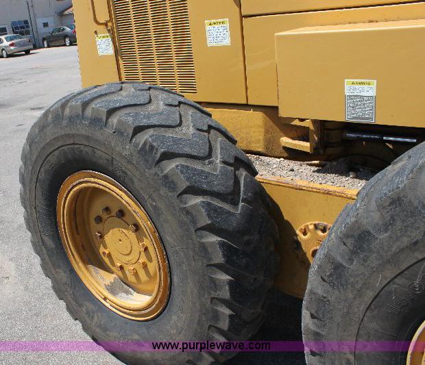 image for item A2682 2001 Caterpillar 140H motor grader