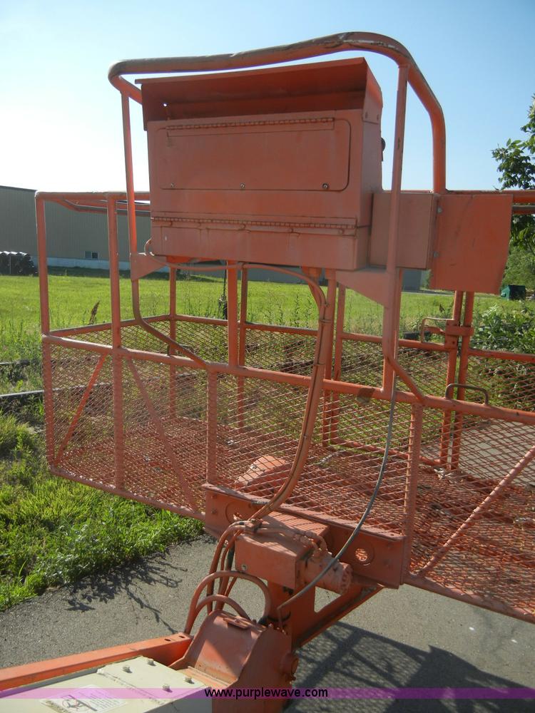 image for item A3075 1999 JLG 40H lift