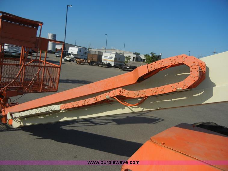 image for item A3075 1999 JLG 40H lift