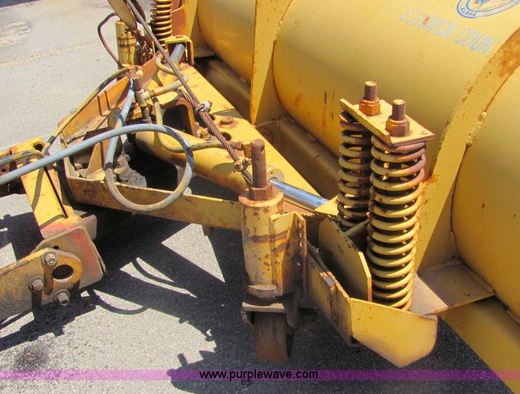 image for item A3649 1999 International 4900 plow truck