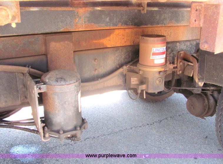 image for item A3649 1999 International 4900 plow truck