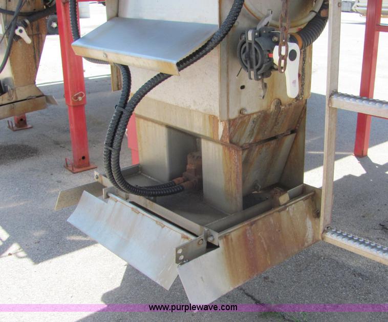 image for item A3649 1999 International 4900 plow truck