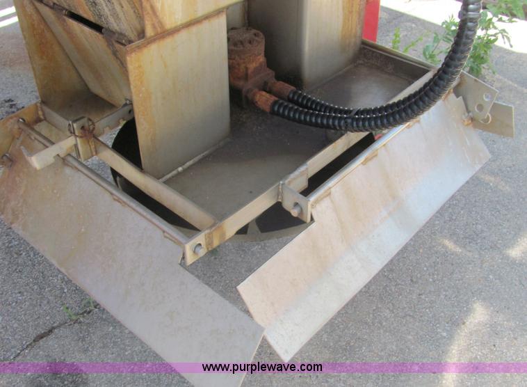 image for item A3649 1999 International 4900 plow truck