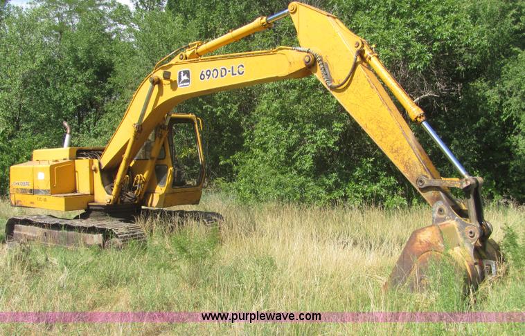 image for item A3667 1989 John Deere 690D-LC excavator