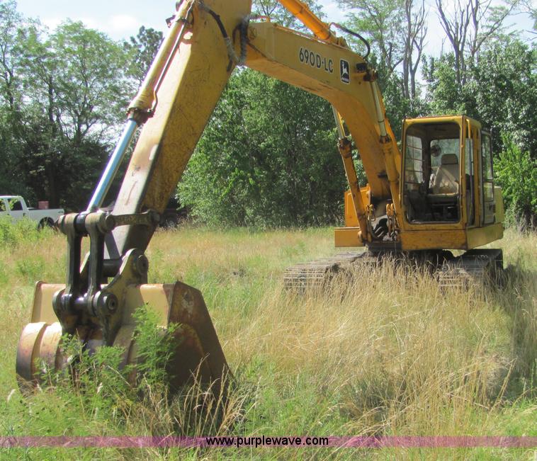 image for item A3667 1989 John Deere 690D-LC excavator