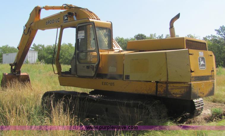 image for item A3667 1989 John Deere 690D-LC excavator