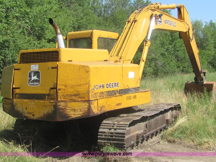 image for item A3667 1989 John Deere 690D-LC excavator