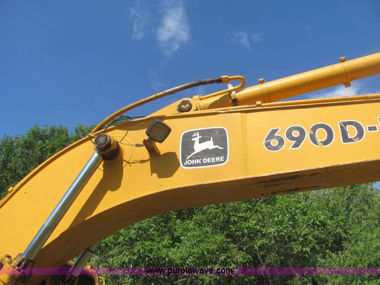 image for item A3667 1989 John Deere 690D-LC excavator