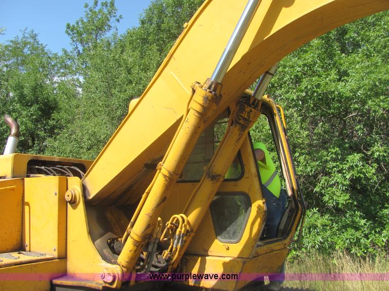 image for item A3667 1989 John Deere 690D-LC excavator