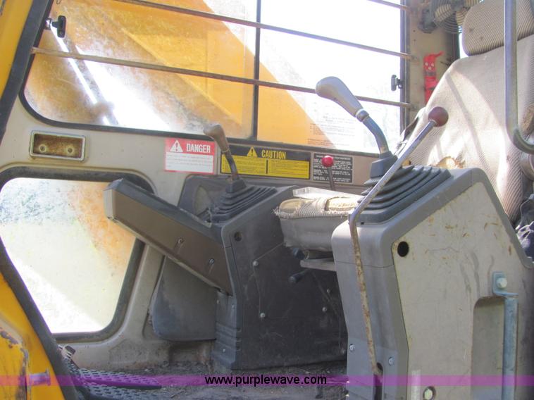 image for item A3667 1989 John Deere 690D-LC excavator