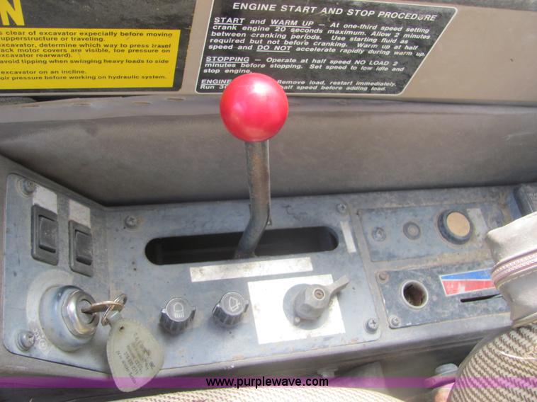 image for item A3667 1989 John Deere 690D-LC excavator