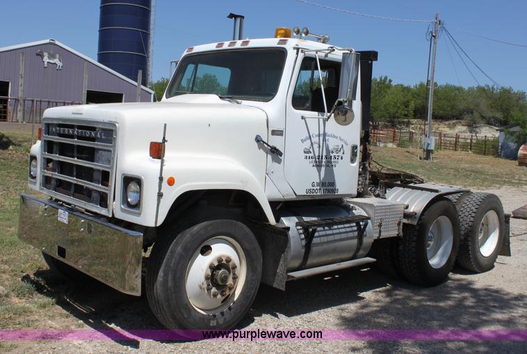 image for item A3682 1981 International F2574 semi truck