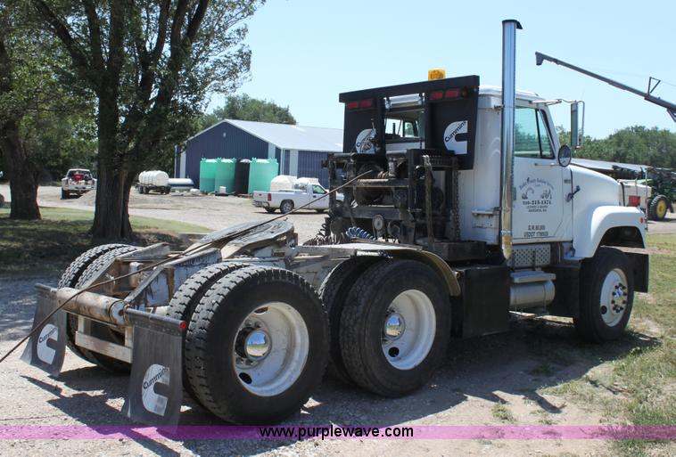 image for item A3682 1981 International F2574 semi truck