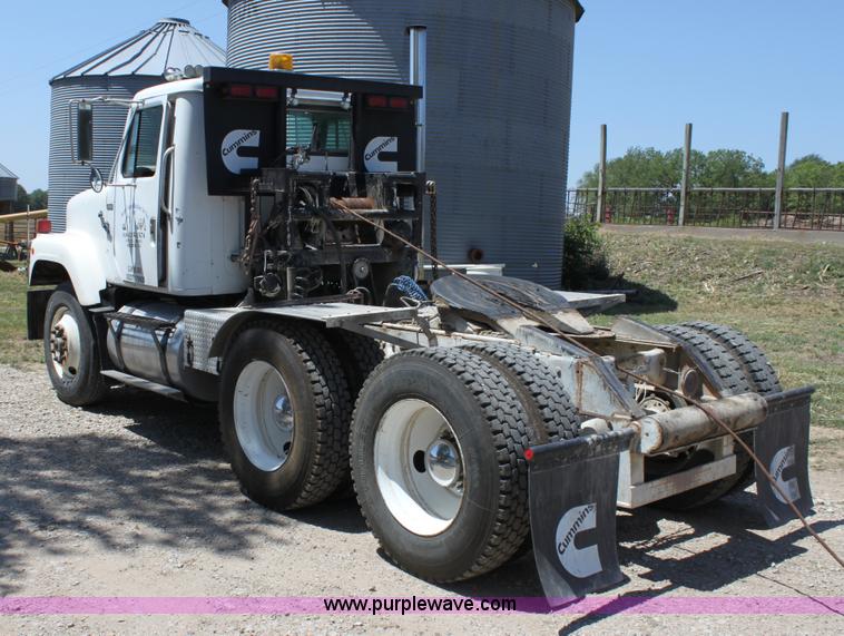 image for item A3682 1981 International F2574 semi truck