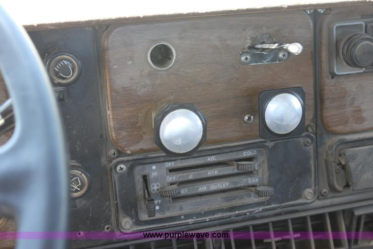 image for item A3682 1981 International F2574 semi truck