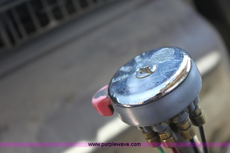 image for item A3682 1981 International F2574 semi truck