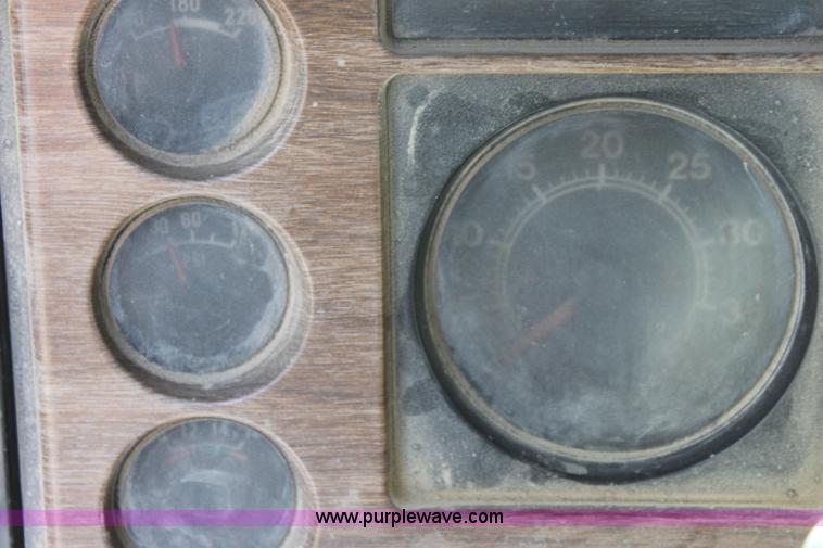 image for item A3682 1981 International F2574 semi truck