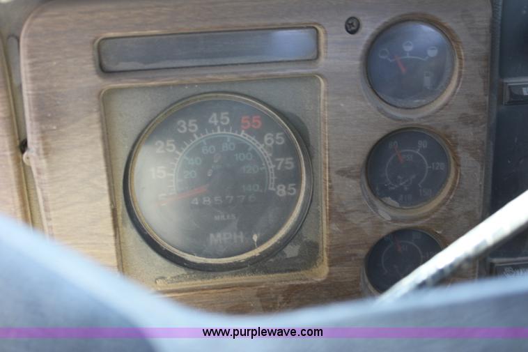 image for item A3682 1981 International F2574 semi truck