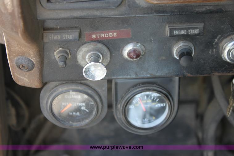 image for item A3682 1981 International F2574 semi truck