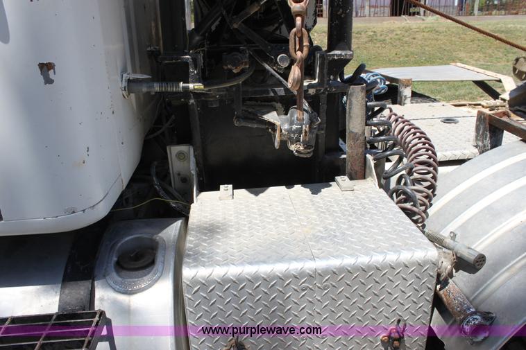 image for item A3682 1981 International F2574 semi truck