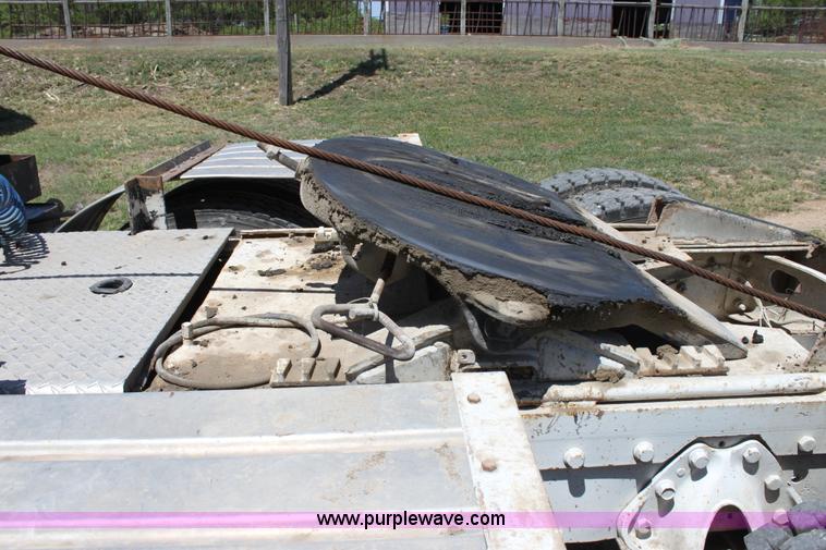 image for item A3682 1981 International F2574 semi truck