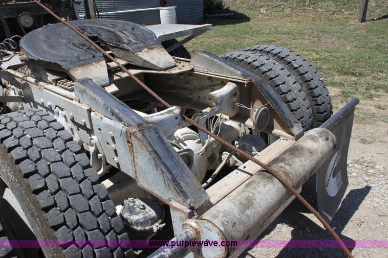 image for item A3682 1981 International F2574 semi truck