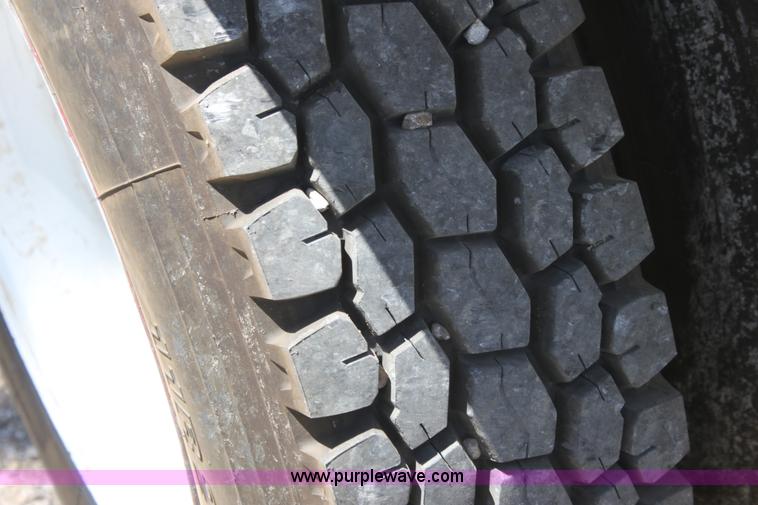 image for item A3682 1981 International F2574 semi truck