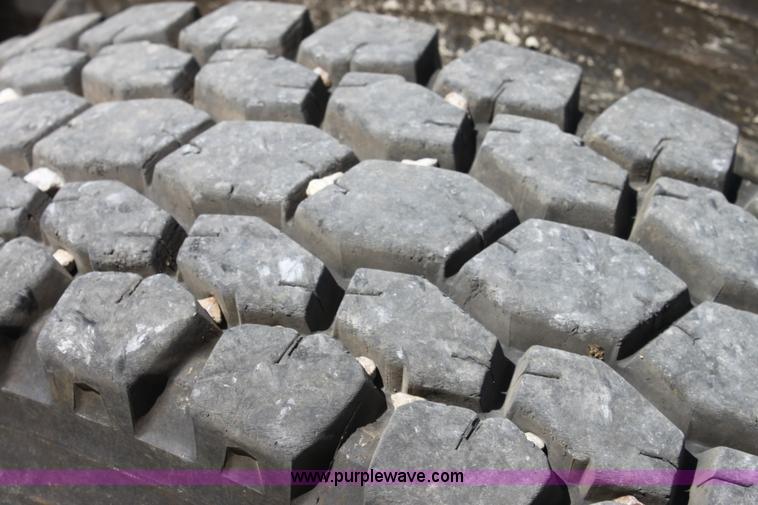 image for item A3682 1981 International F2574 semi truck