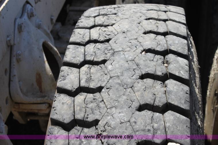 image for item A3682 1981 International F2574 semi truck