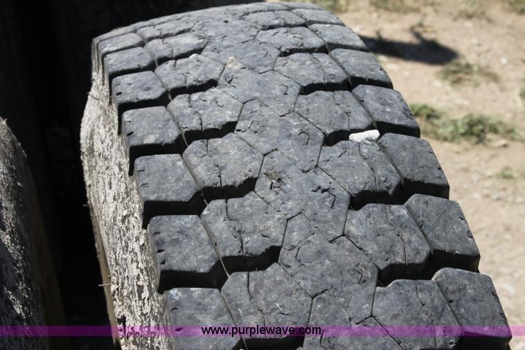 image for item A3682 1981 International F2574 semi truck