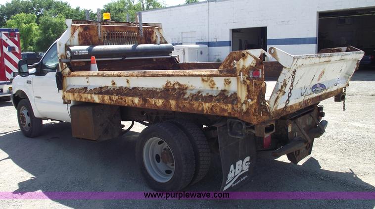image for item A4132 2003 Ford F550 XL Super Duty pickup truck with dump bed