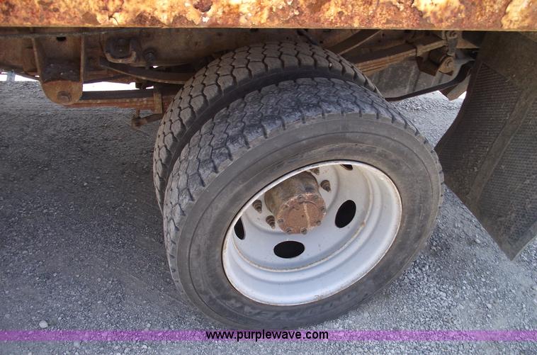 image for item A4132 2003 Ford F550 XL Super Duty pickup truck with dump bed