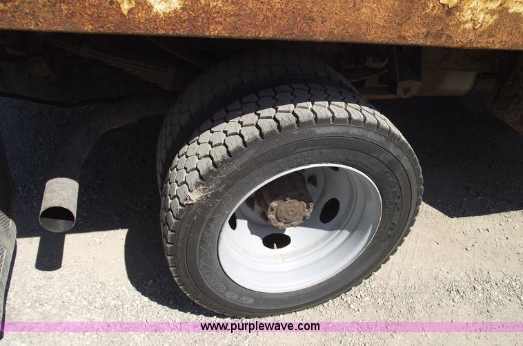 image for item A4132 2003 Ford F550 XL Super Duty pickup truck with dump bed