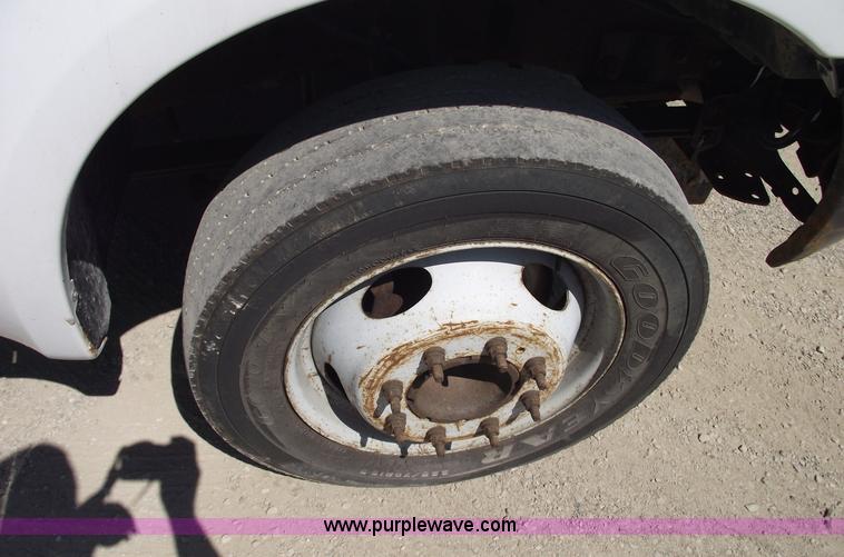 image for item A4132 2003 Ford F550 XL Super Duty pickup truck with dump bed