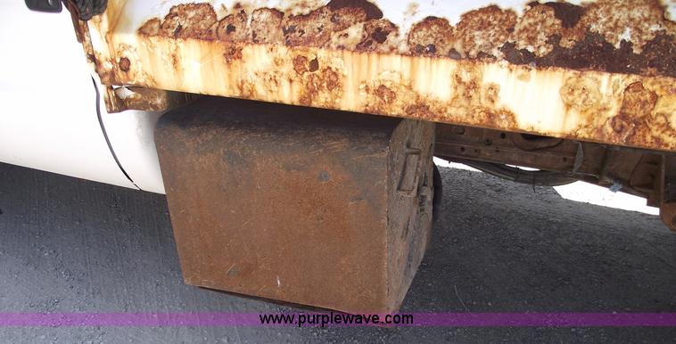 image for item A4132 2003 Ford F550 XL Super Duty pickup truck with dump bed