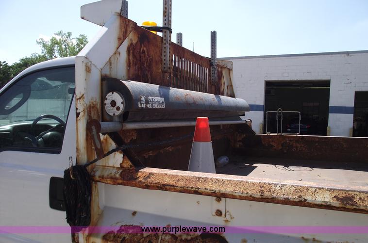 image for item A4132 2003 Ford F550 XL Super Duty pickup truck with dump bed
