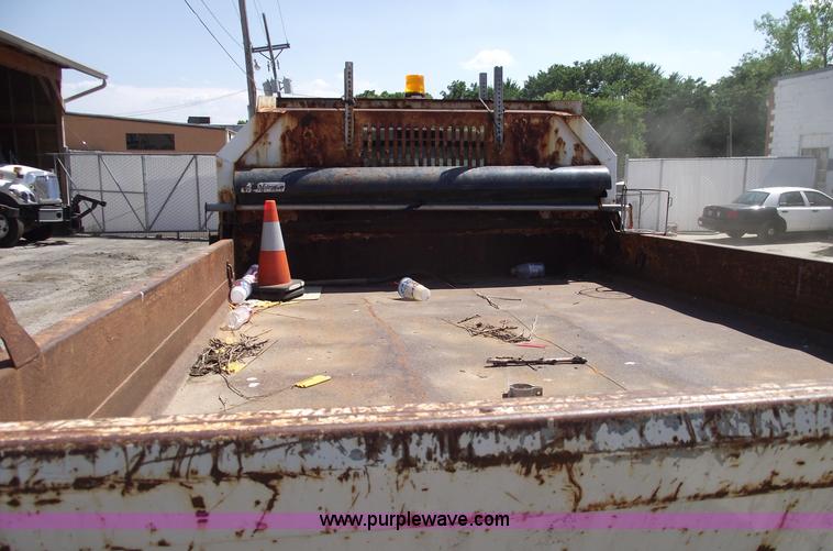 image for item A4132 2003 Ford F550 XL Super Duty pickup truck with dump bed