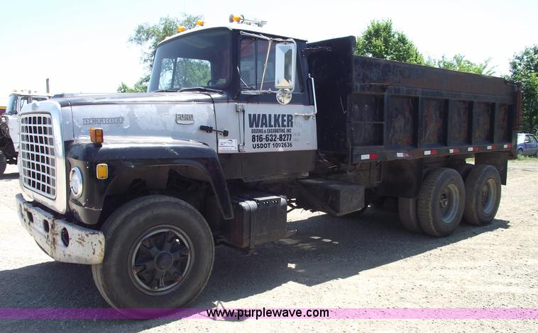 image for item A4138 1973 Ford L9000 dump truck