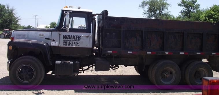 image for item A4138 1973 Ford L9000 dump truck